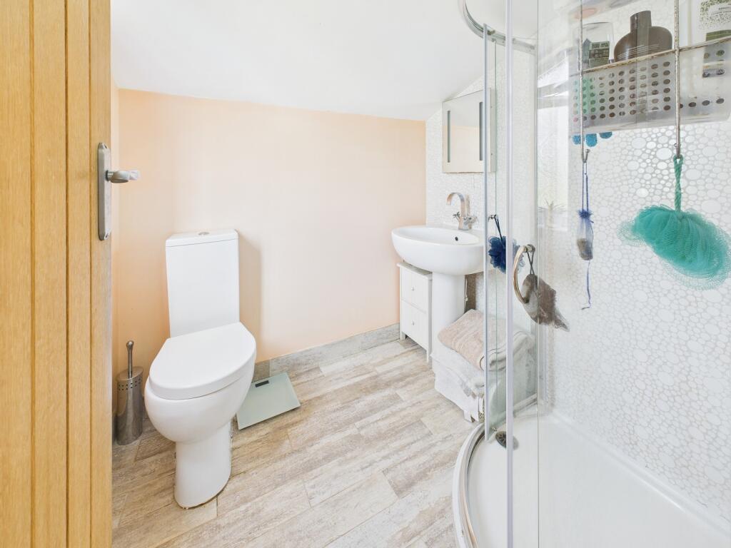 En Suite to Bedroom 1