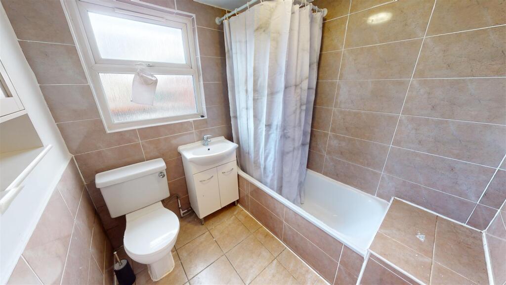 Derbyshire Hill Road Bathroom