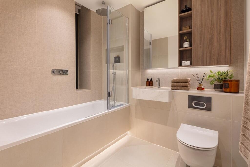 Light bathroom with bespoke vanity &amp; cabinetry inspired by Postmarks heritage