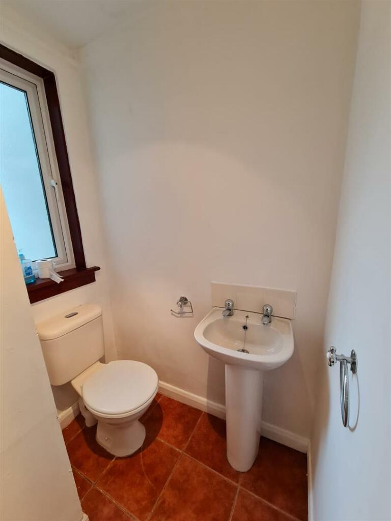 3 KIrkvale Court Toilet.jpg