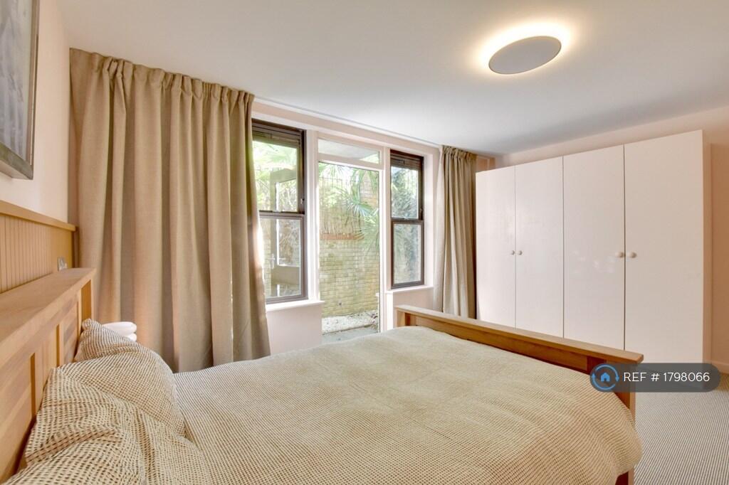 Bedroom With Built In Wardrobes