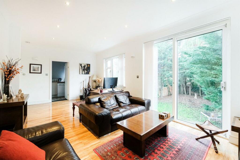 103 Chingford Avenue-32_resized.jpg