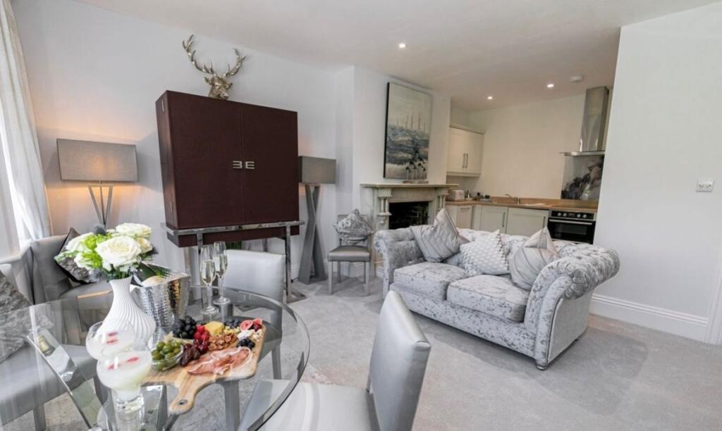 Lounge to Kitchen.