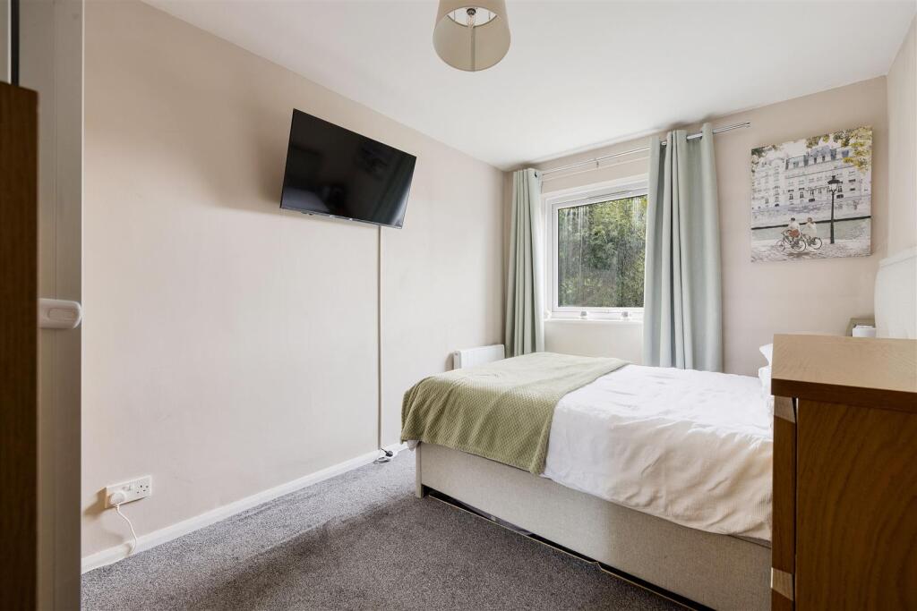 Gordon Road, E18