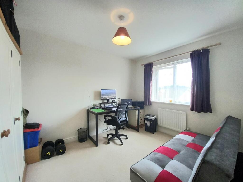 17 Hugher Gdns Bed 2.jpg