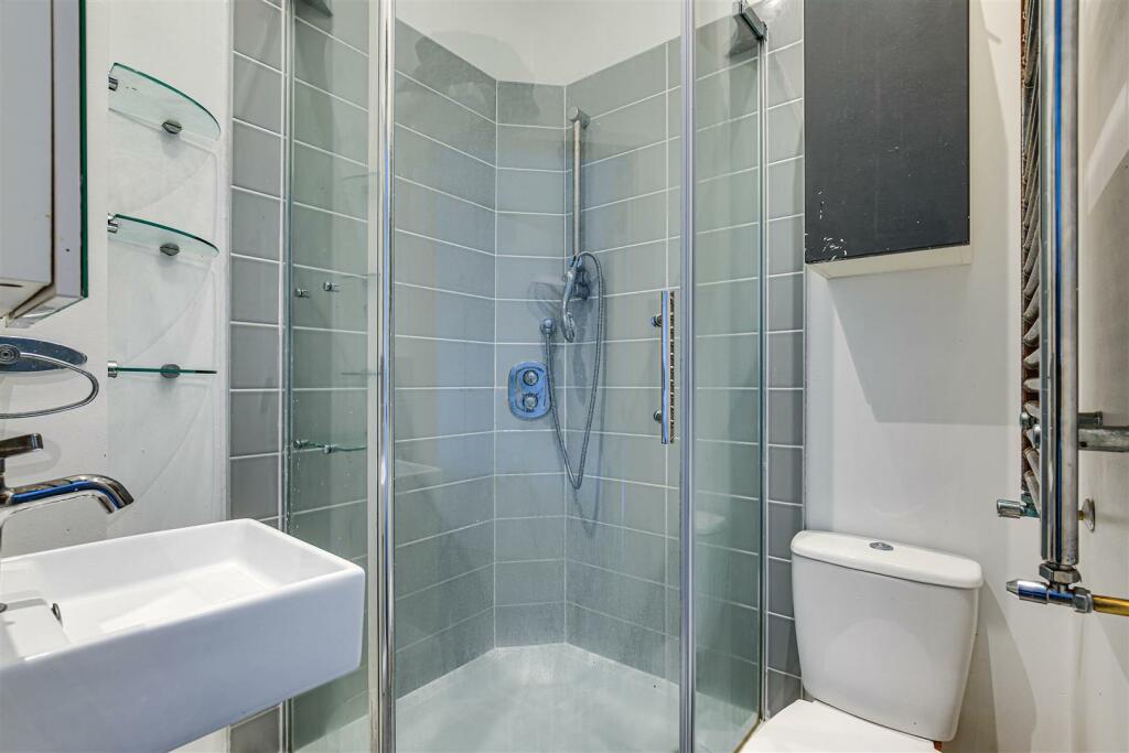 11 En Suite Shower Room.jpg