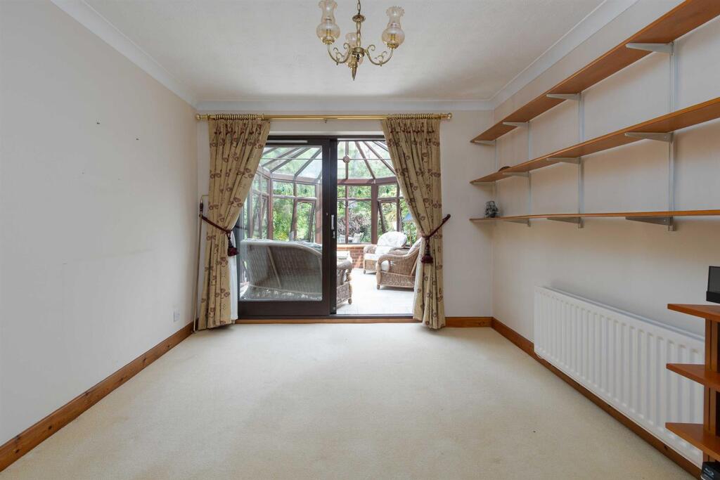 12 Manor House Close, Rugby (3).jpg