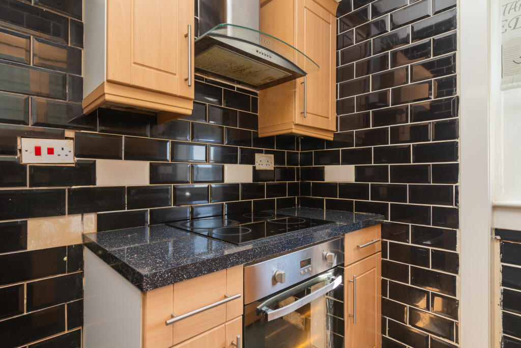 316 Gladsmuir rd Hillington Glasgow G52 2LQ L-20