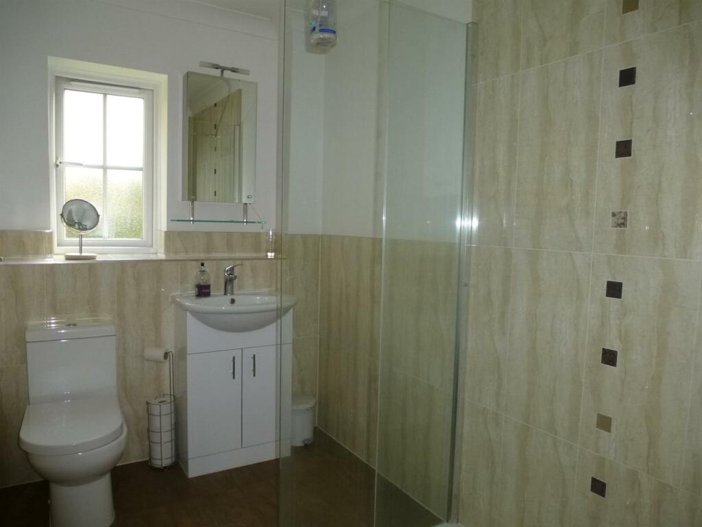 12 Stile Gardens en suite .JPG