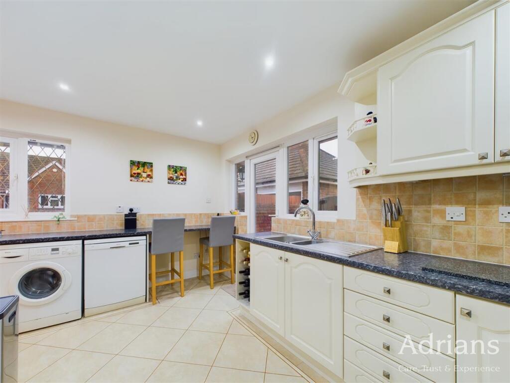 KITCHEN /