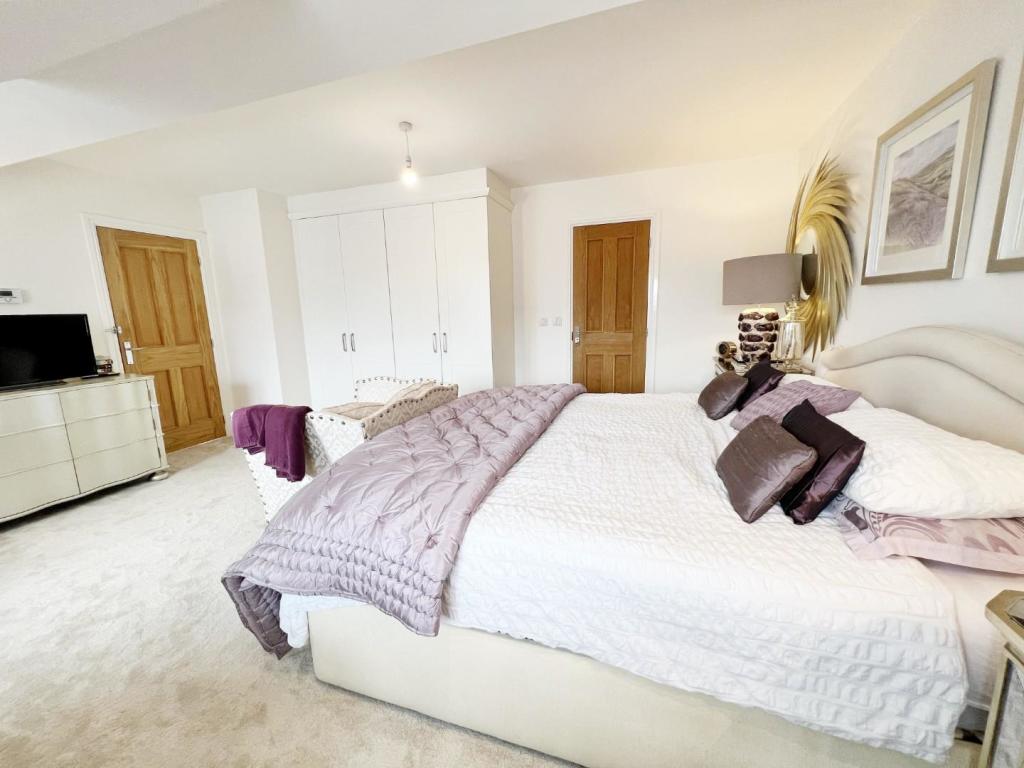 Bedroom 1 pic 3.jpg