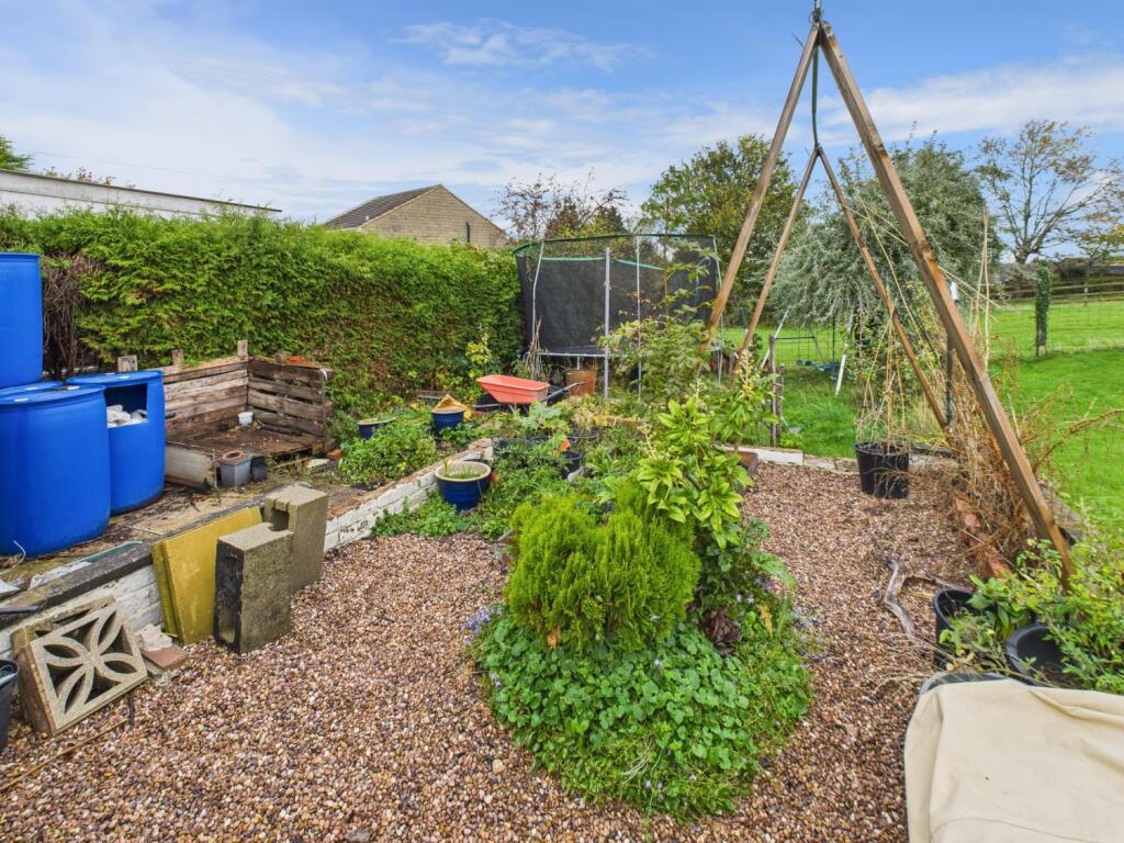 CAM04233G0-PR0035-STILL034