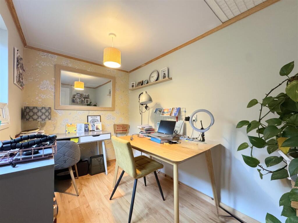 Bedroom 2/Study