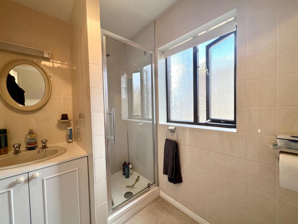 EN-SUITE SHOWER ROOM