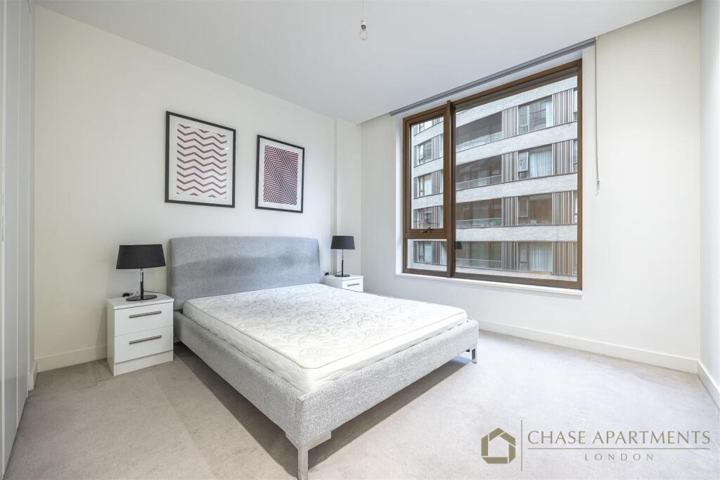 bedroom-Televisioncenter-Wood-Crescent-W12-jpg