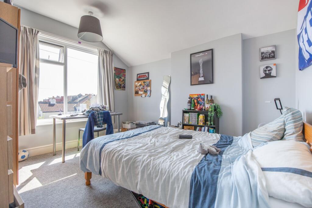 Bright and inviting double bedroom with ample n...