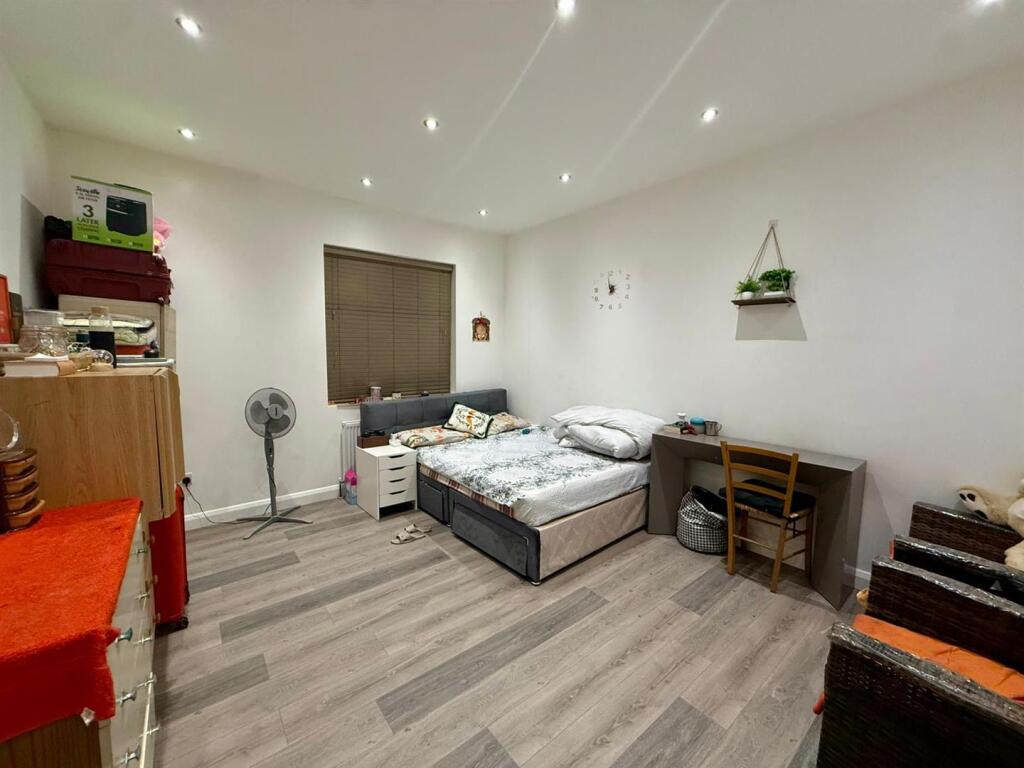 Bedroom 5 (Behind Bedroom 4)