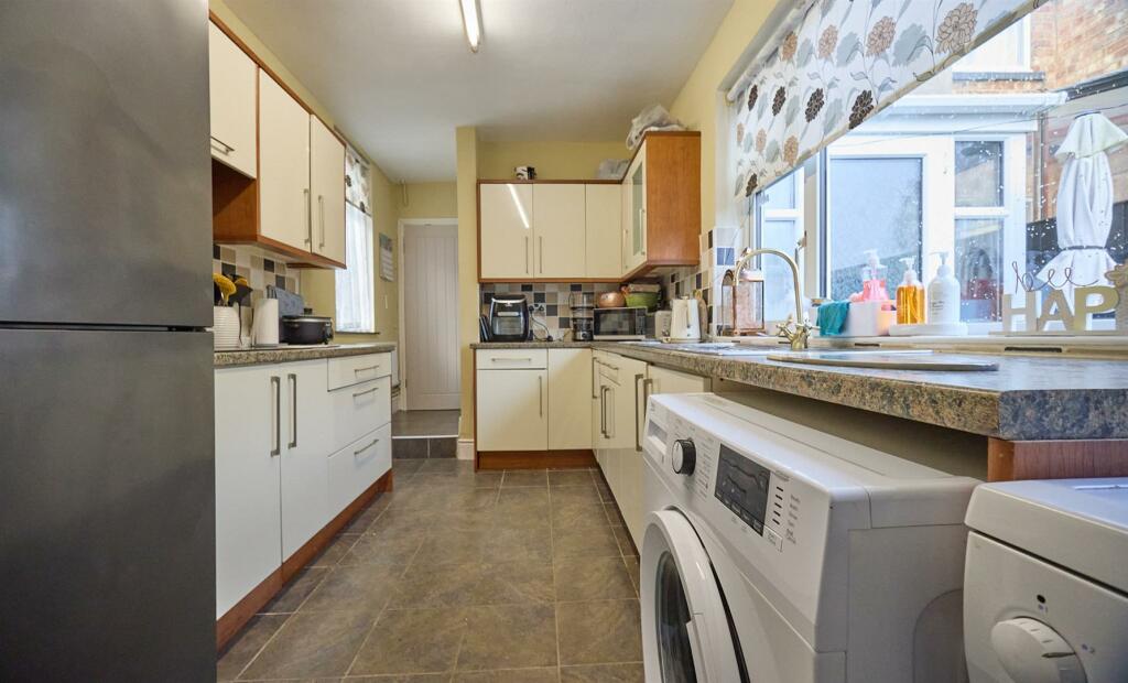 FITTED KITCHEN TO REAR