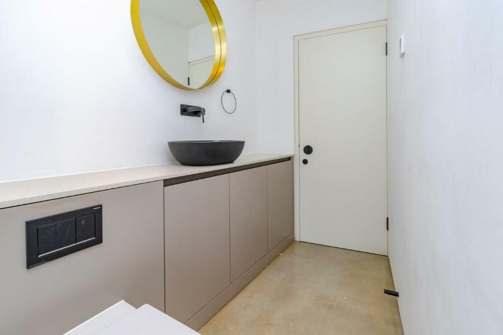 bathroom 2.jpg