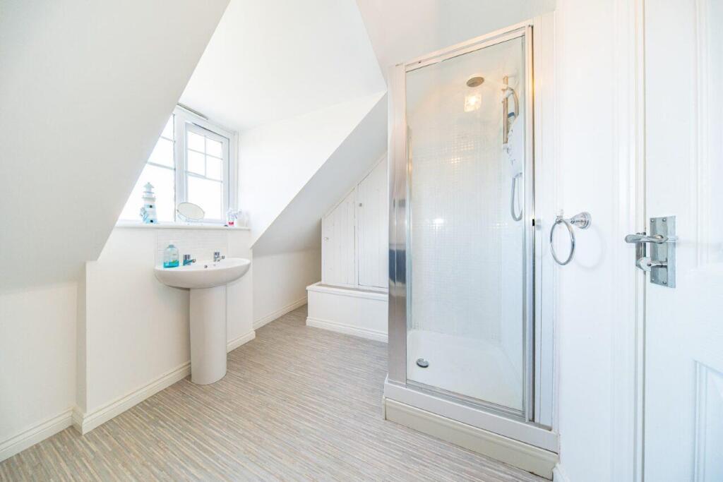 15 Station Road en suite.jpg