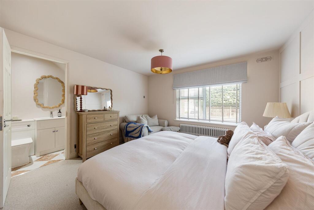 Fosters Close, E18