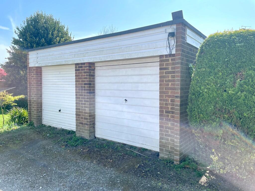 5 Ffynches Lodge ...