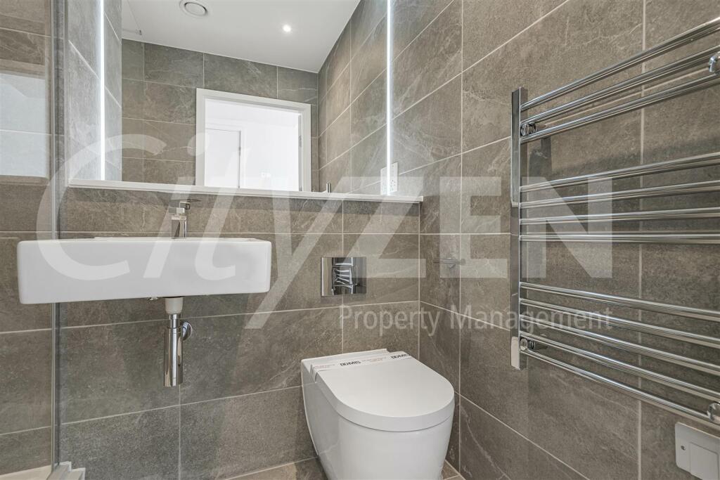 EN SUITE SHOWER ROOM