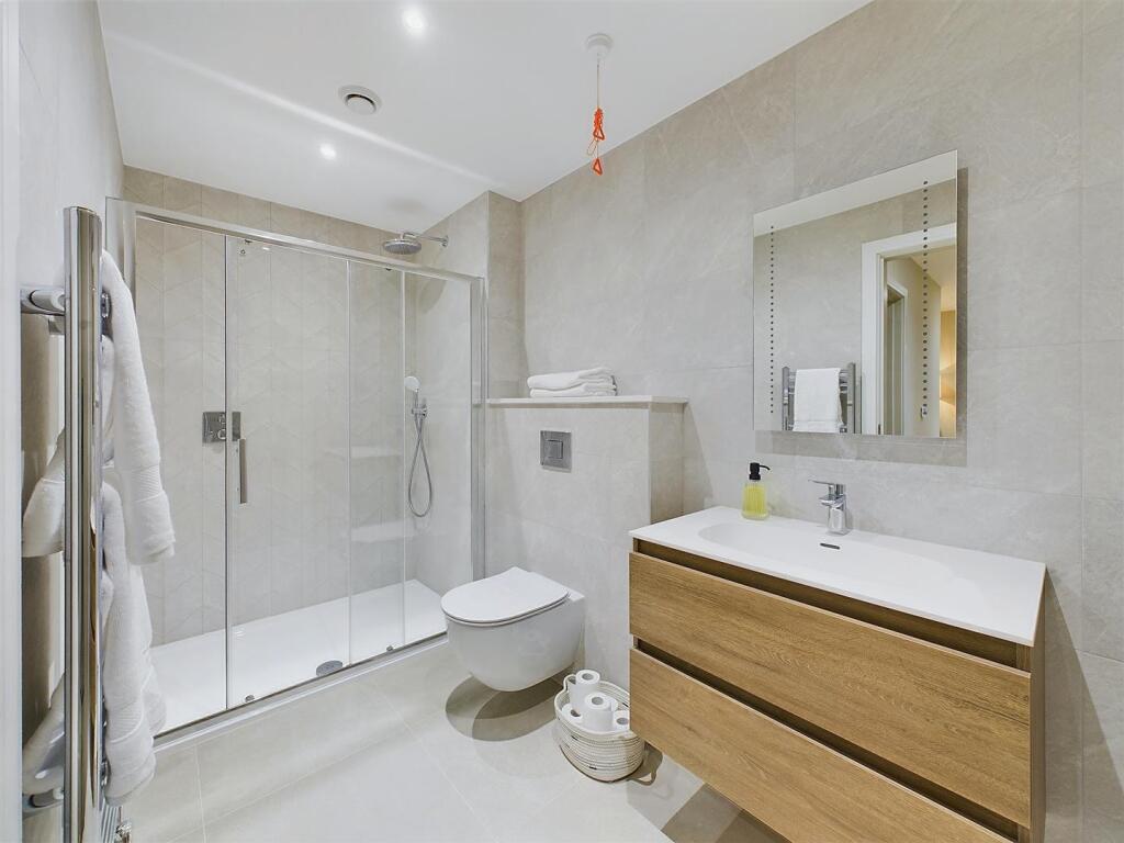 Show Apartment Main Bathroom.jpg