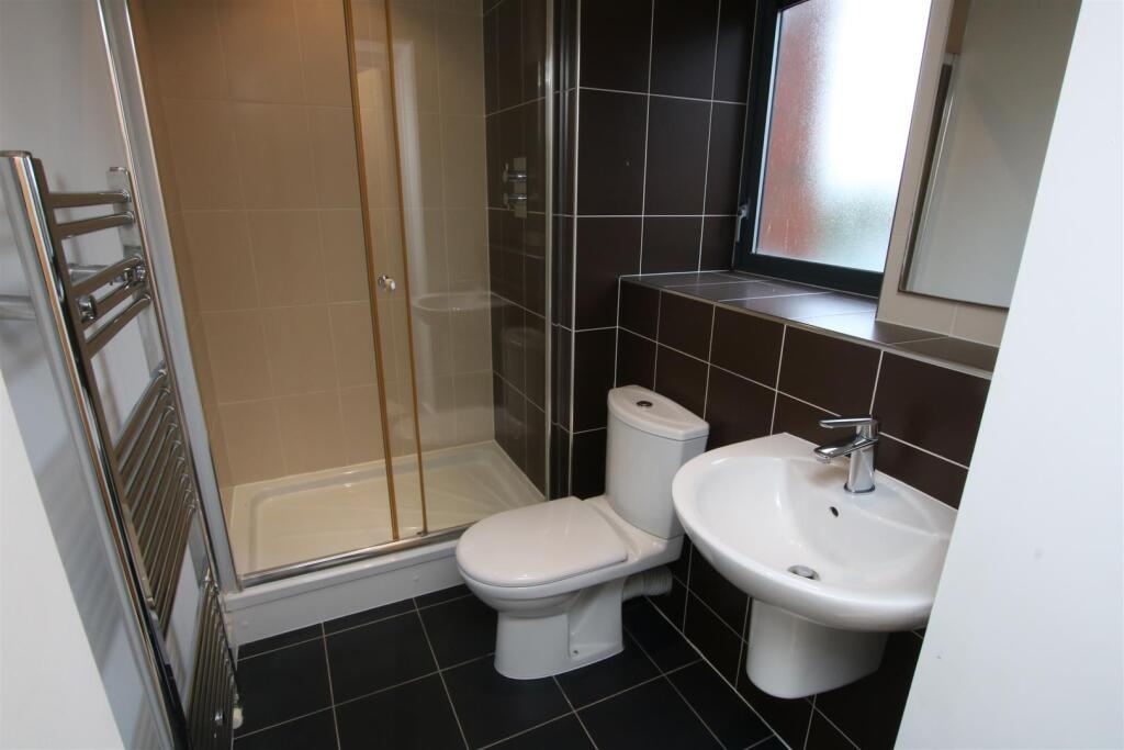 EN-SUITE SHOWER ROOM