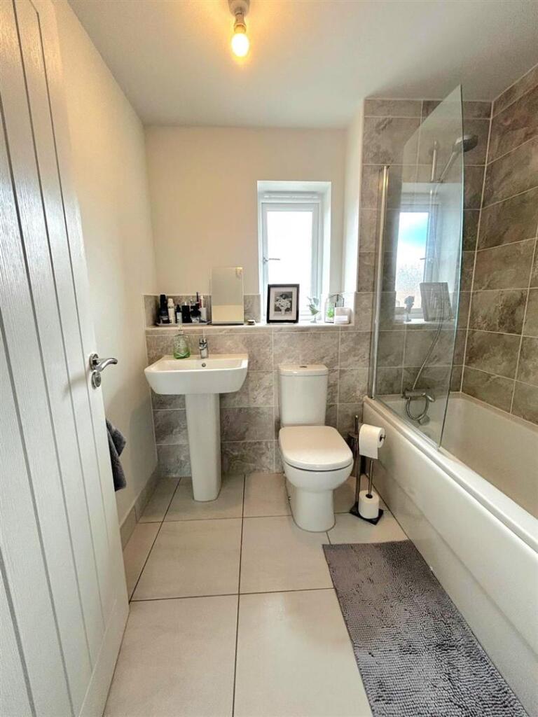 15 Family bathroom.jpg