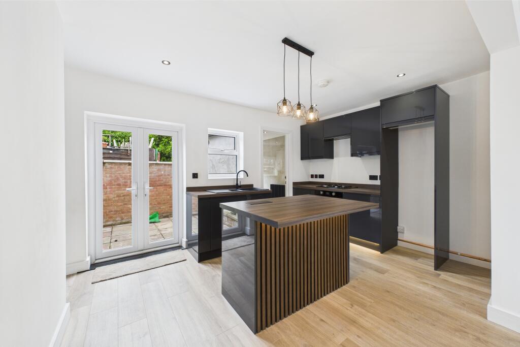 CAM05454G0-PR0004-STILL006