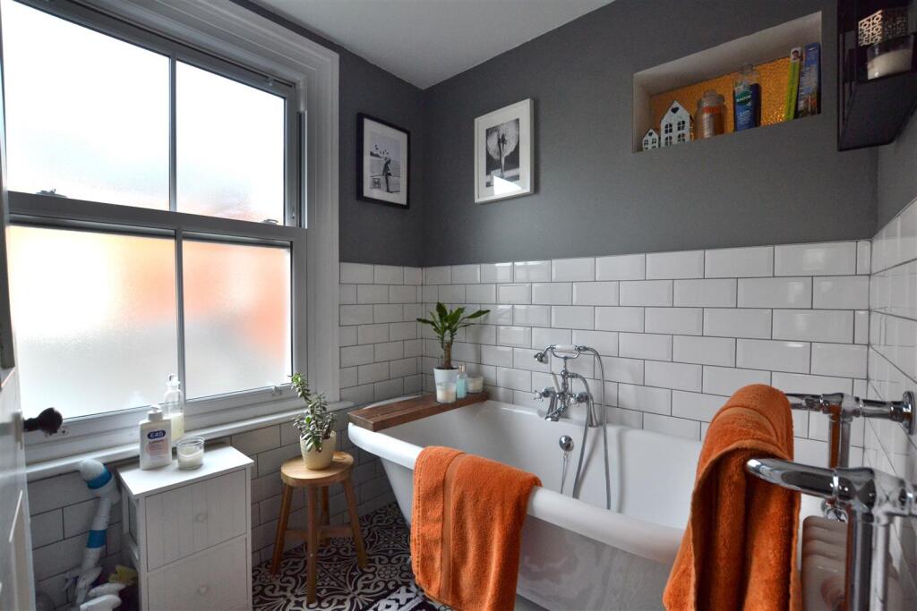 Family Bathroom 2.JPG