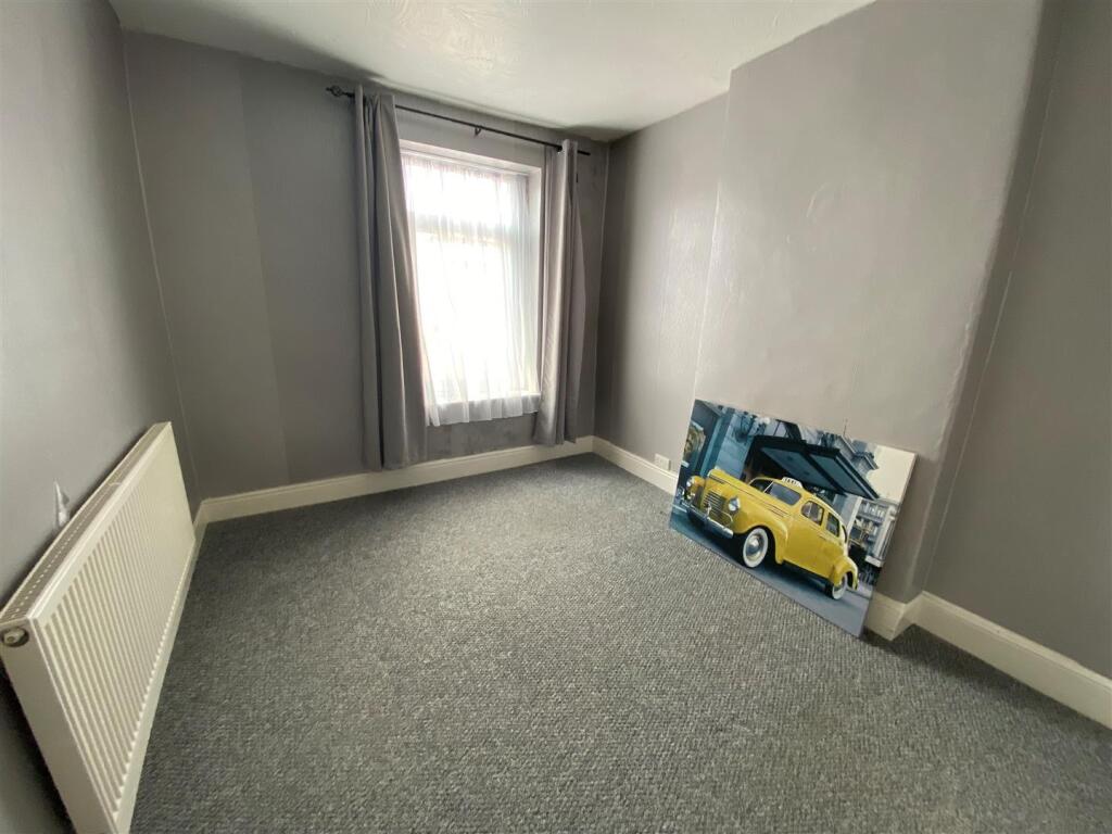 6 Newlands Street - bedroom.jpg