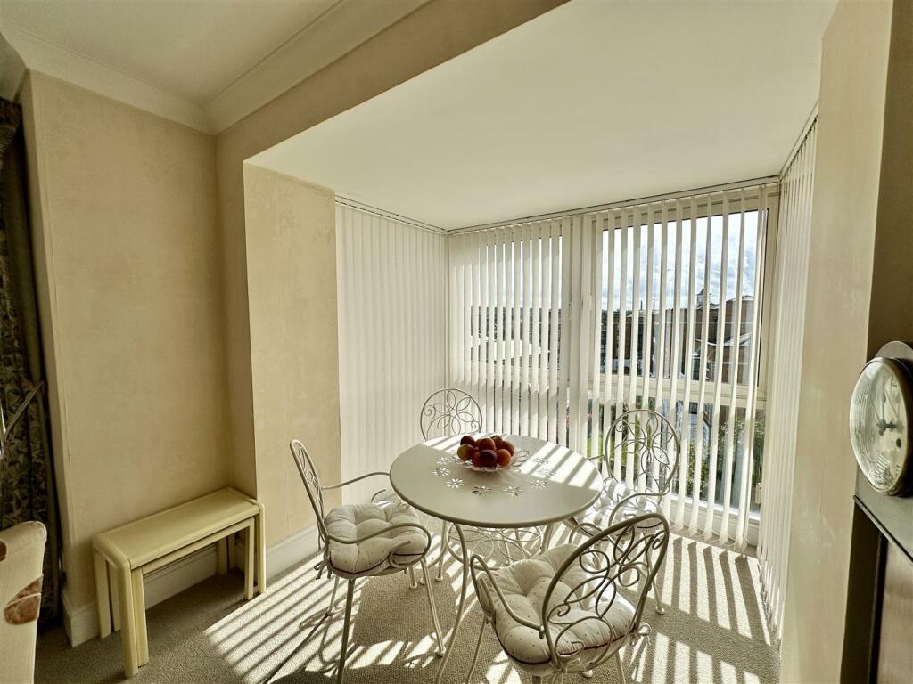 Living/Dining Room: