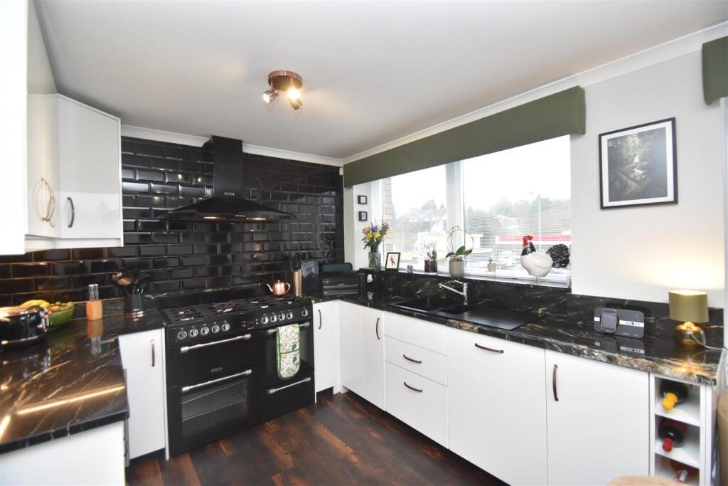 Kitchen (1).JPG