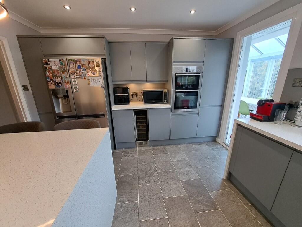 KITCHEN/B'FAST ROOM