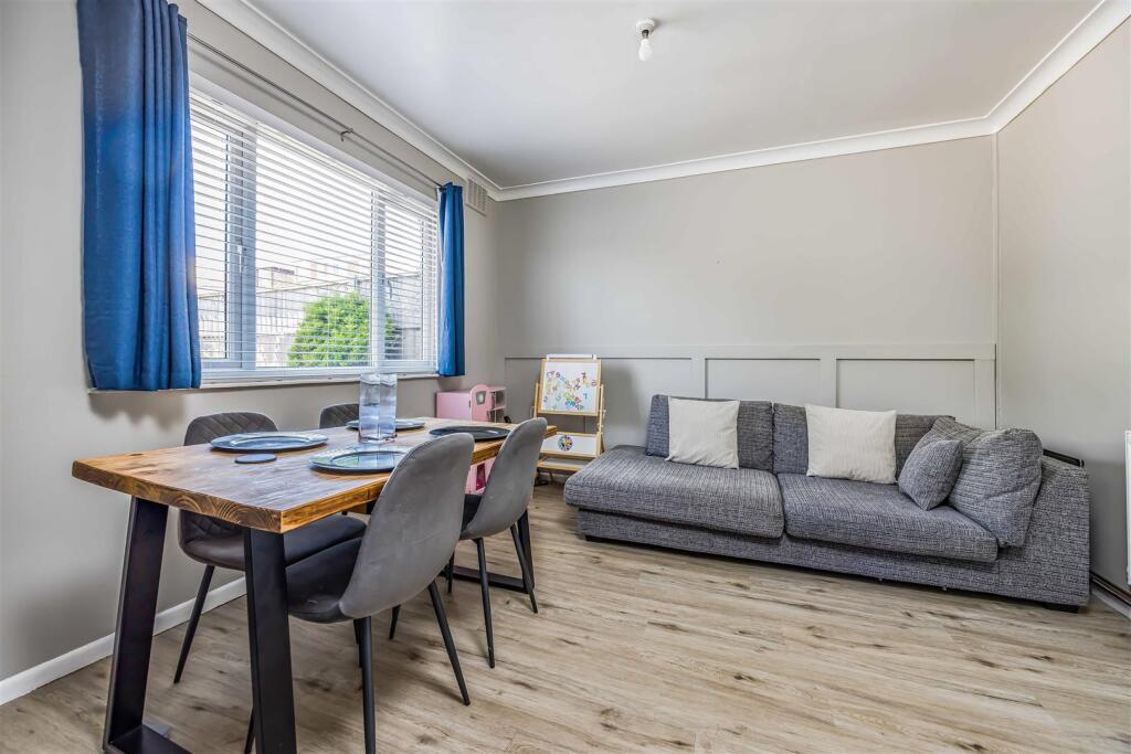 1 Gitsham Gardens, Waterlooville-Small-PorticoMark