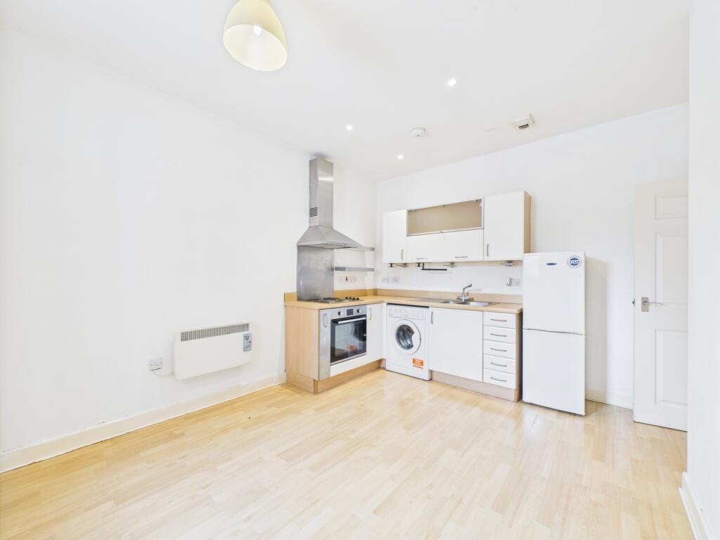 CAM03062G0-PR0165-STILL001