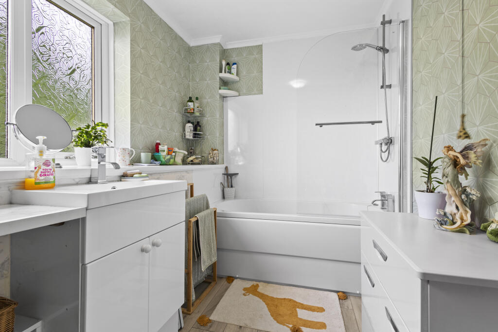Family bathroom 2