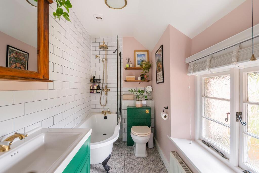 0N2CKN - Bathroom B.jpg