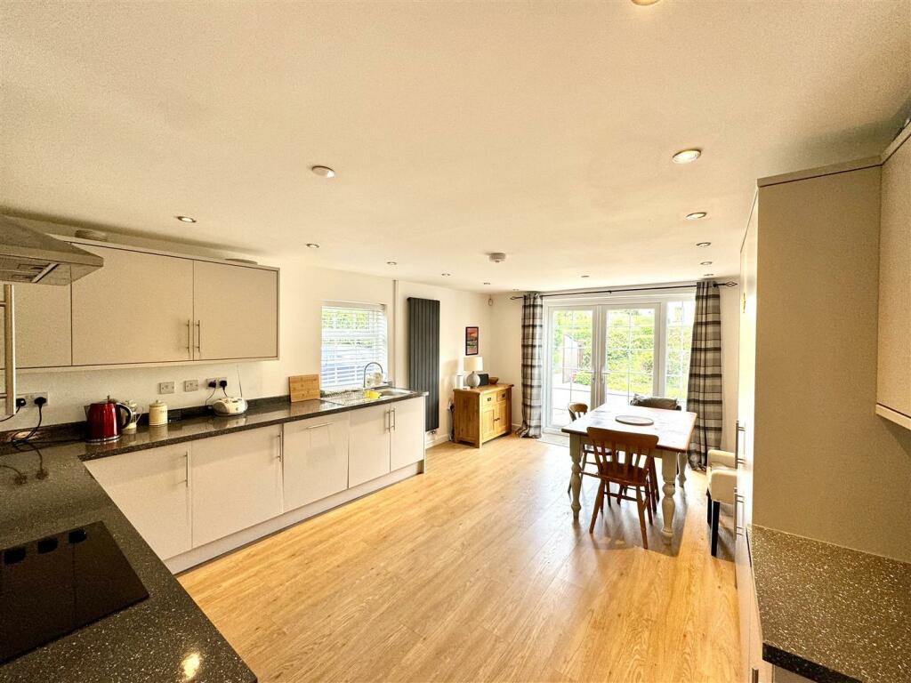 OPEN PLAN KITCHEN/DINING ROOM