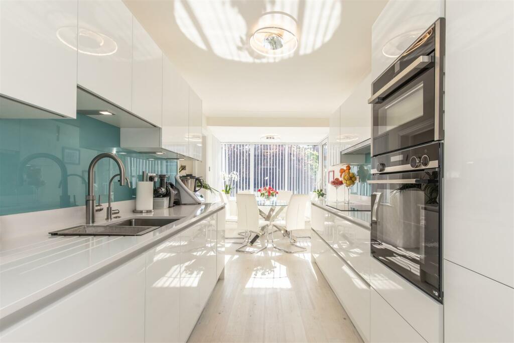 KITCHEN &amp; BREAKFAST/DINING ROOM