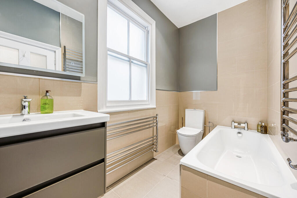 Waldemar Avenue (...