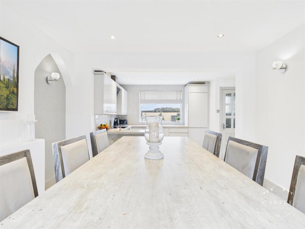 BREAKFAST KITCHEN - DINING AREA