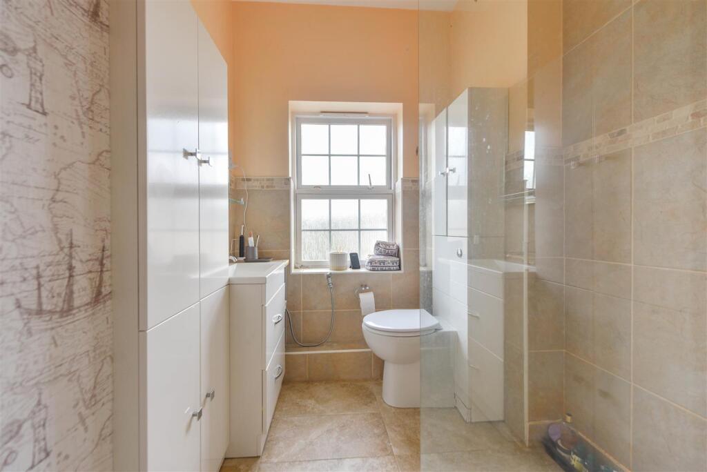 FAMILY SHOWER ROOM