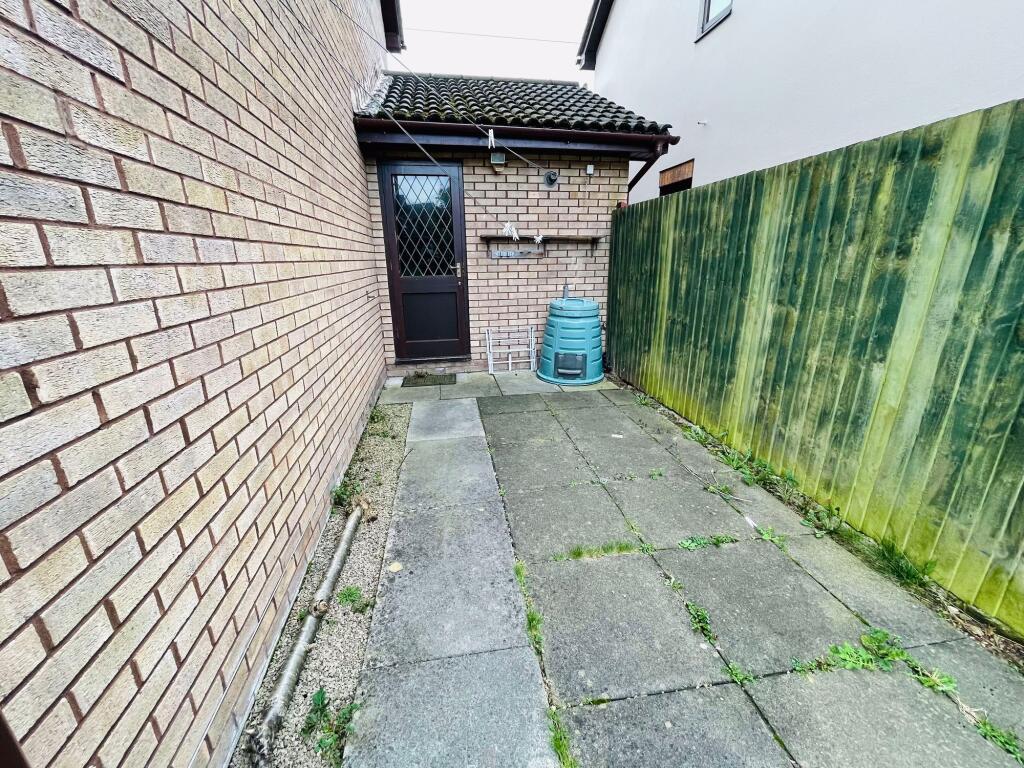 Garden &amp; access to garage