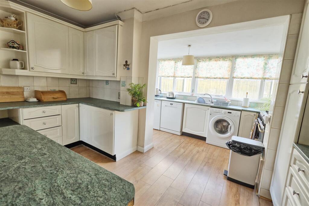 KITCHEN/BREAKFAST ROOM