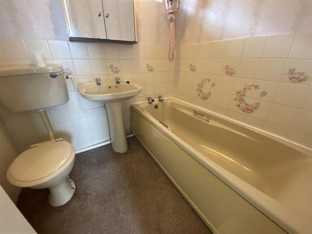 Bathroom 2.jpg