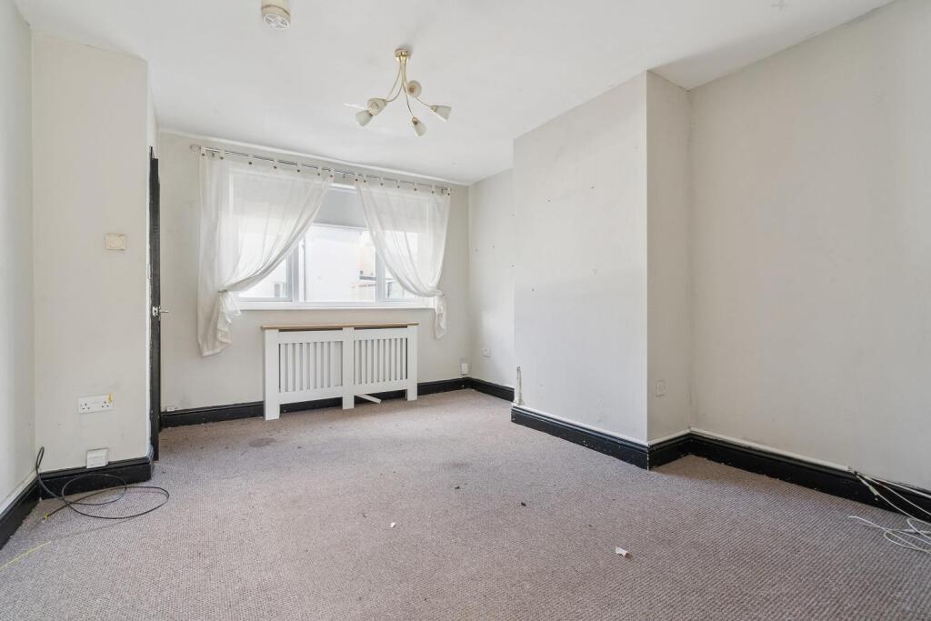 10 New Close, Colliers Wood, SW19 2SY reception 1.