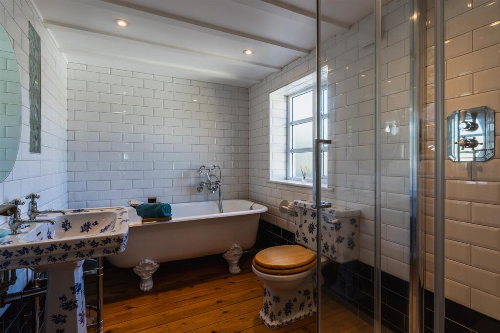 Master En-Suite Bathroom